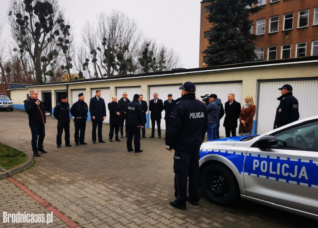 Brodniccy policjanci otrzymali dwa nowe radiowozy