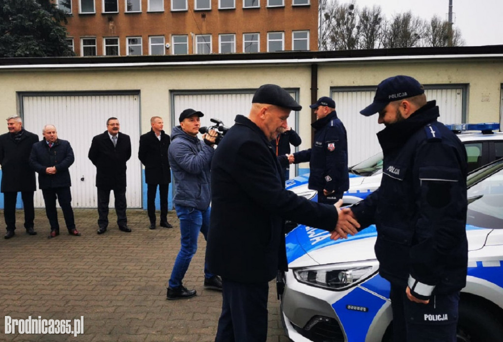 Brodniccy policjanci otrzymali dwa nowe radiowozy