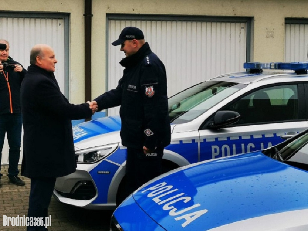 Brodniccy policjanci otrzymali dwa nowe radiowozy