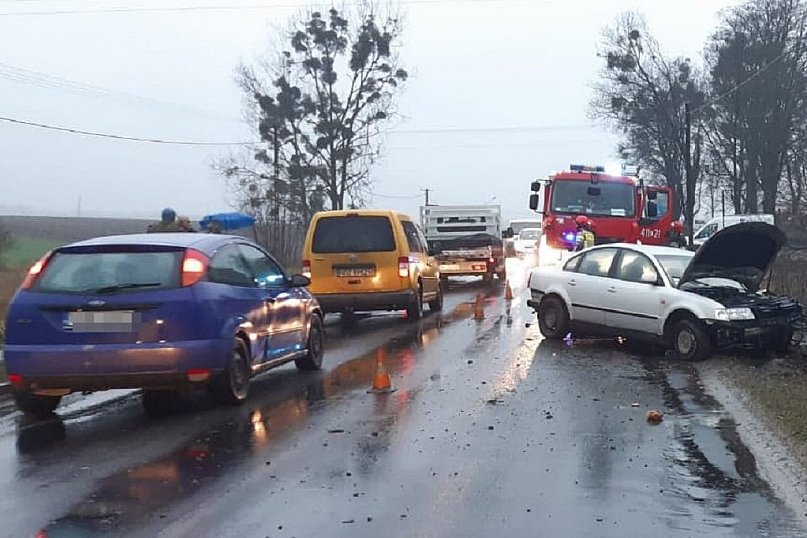 Pościg za pijanym kierowcą zakończył się na drzewie