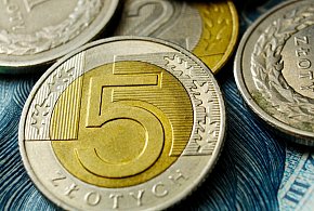 Setki tysięcy Polaków otrzymały nowe świadczenie. Co z resztą?-10500