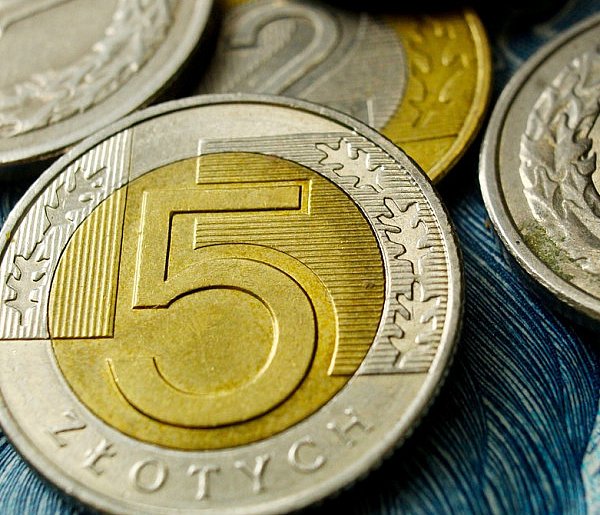 Setki tysięcy Polaków otrzymały nowe świadczenie. Co z resztą?-10500