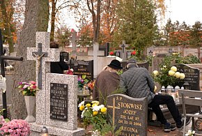 Savoir-vivre na 1 listopada. Jak się zachować podczas wizyty na cmentarzu?-11189