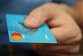 Fiskus skontroluje płatności kartą Polaków? Resort zabiera głos-11294