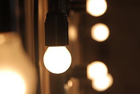 Rachunki za prąd pójdą w dół. Rząd usuwa opłatę doliczaną od lat-11381