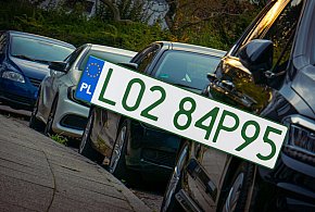 Tablice z zielonymi napisami na kolejnych autach. Nie chodzi o "elektryki"-11511