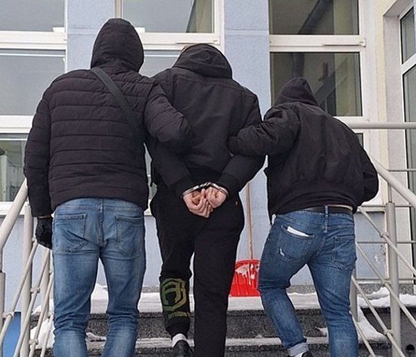 Brodnica: Poszukiwany 23-latek wpadł z "towarem". W mieszkaniu ukrywał ponad kilog