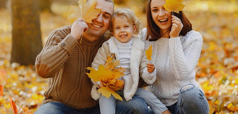 Ubrania jesienne i zimowe z kolekcji jesień/zima – jak stworzyć funkcjonalną i sty